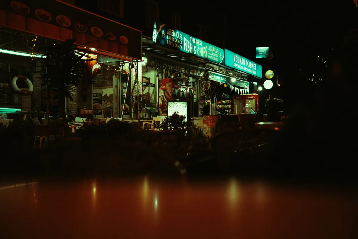 London vs. Edinburgh Chip Shops: A Local Comparison of Prices, Portions, and Sauces